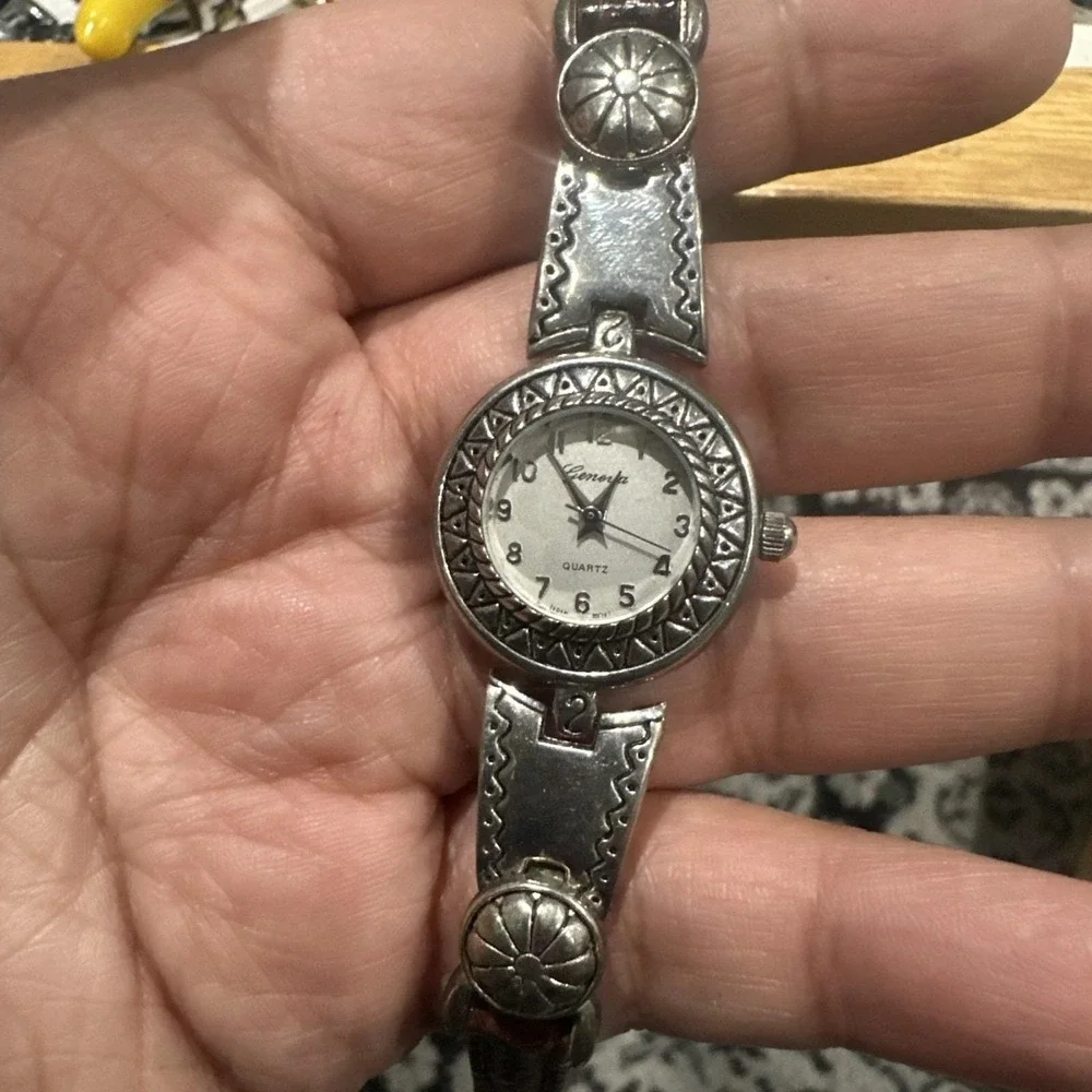 Working Vintage Geneva Steel Silver Tone Dainty Ladies‎ Watch Brown Leather 24mm